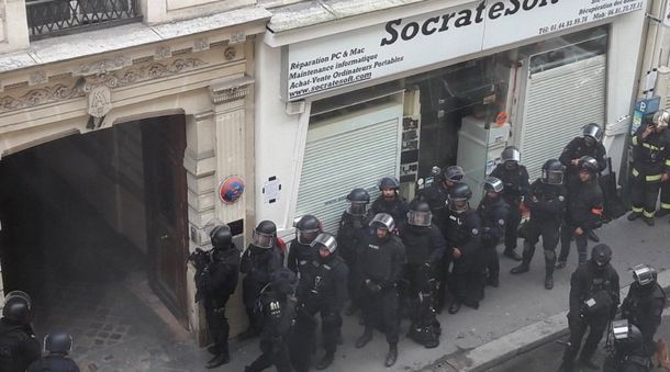 París: un hombre armado tomó a rehenes y amenaza con una bomba
