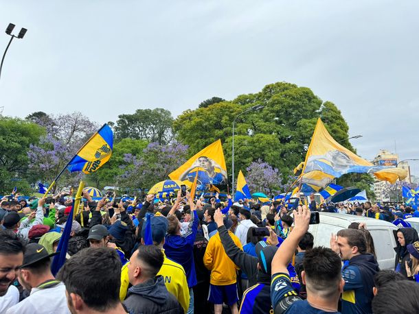Hinchas de Boca realizaron un masivo banderazo en apoyo a Juan Román Riquelme