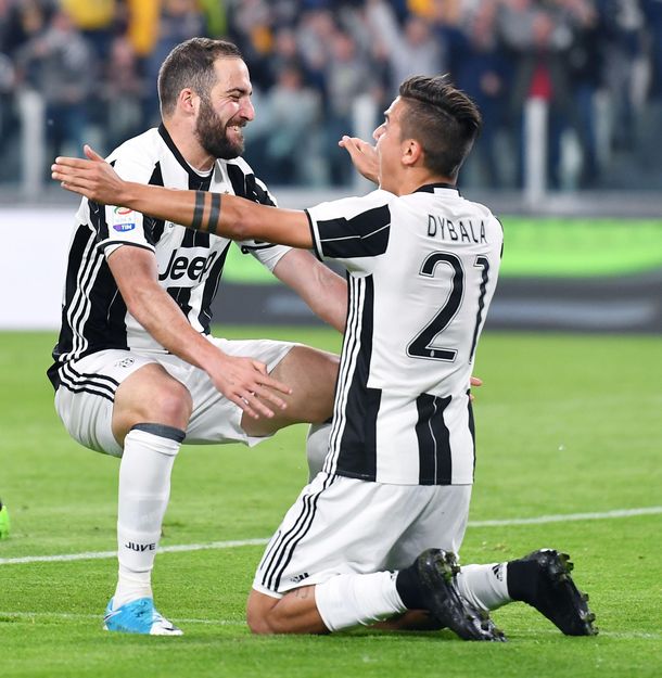 El abrazo de los dos goleadores argentinos que tiene la Juventus