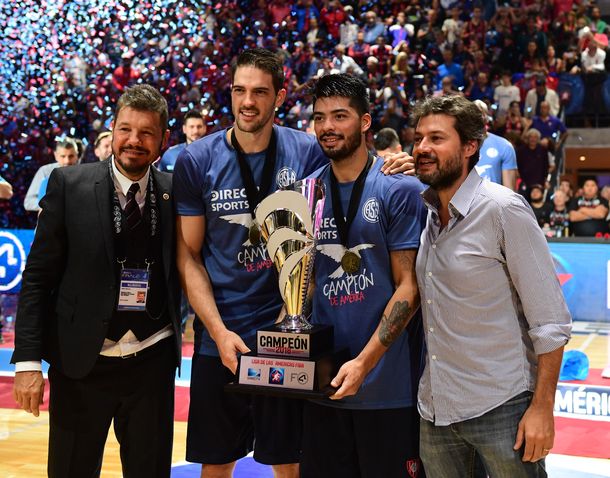 Marcelo Tinelli y Matías Lammens celebran con el trofeo
