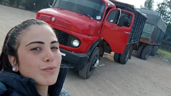 Fue madre joven, maneja un camión por sus hijos y su historia es un ejemplo de superación Fue madre joven, maneja un camión por sus hijos y su historia es un ejemplo de superación