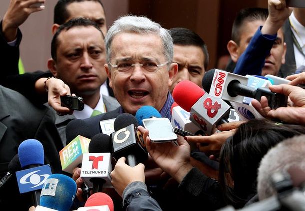 Uribe acusa a Santos de comprar votos y recibir apoyos por coacción de las FARC