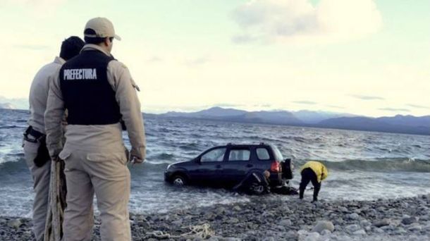 Río Negro: Se olvidaron de poner el freno y terminaron adentro del Nahuel Huapi