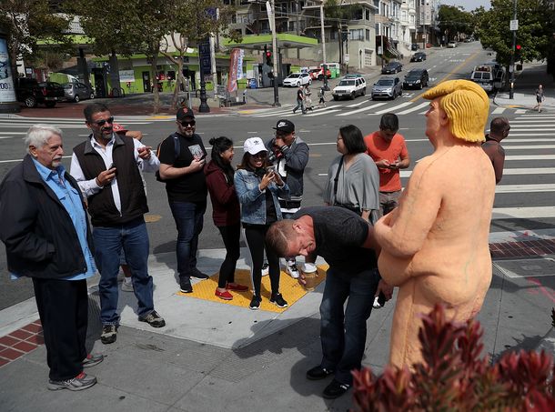 Conmoción por la aparición de una estatua de Donald Trump desnudo