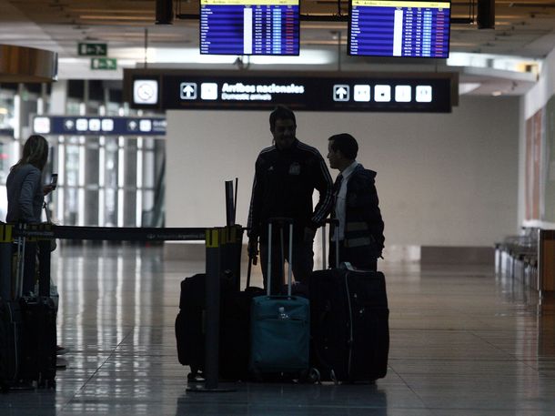 Sorpresiva medida de controladores provoca demoras y cancelaciones en Aeroparque y Ezeiza