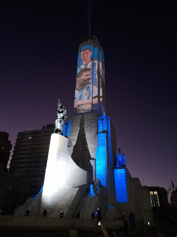 Rosario: el Monumento a la Bandera se vistió de Messi y Di María