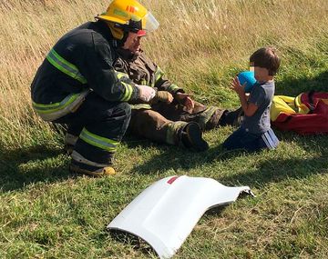 La conmovedora imagen de un bombero con un nene tras un violento accidente