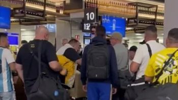 tension entre hinchas de boca y racing: cruce en ezeiza y operativo en la previa de los viajes internacionales