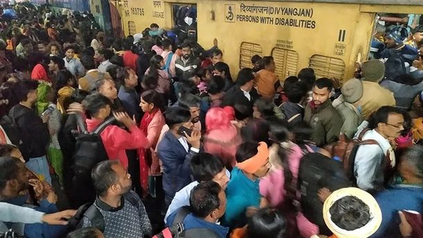 Trágica estampida en una estación de tren de Nueva Delhi: al menos 18 muertos