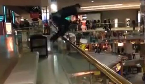 Salta del segundo piso de un shopping a una fuente de planta baja