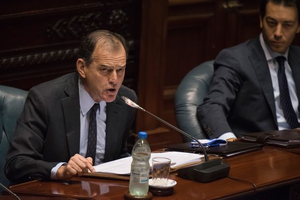 El senador Guido Manini Ríos reconoció que apenas se habla con el presidente Luis Lacalle Pou tras la renuncia de su esposa como ministra de Vivienda.