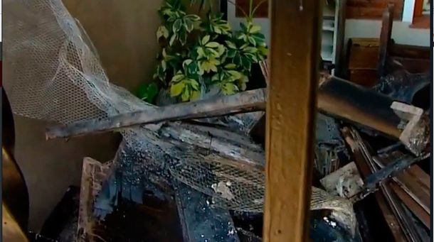 Les robaron e incendiaron la casa mientras festejaban Nochebuena
