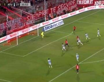 ¡No!: acusan a Gustavo López de lamentarse por un insólito gol perdido de Independiente