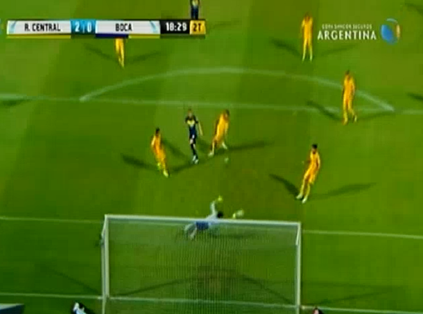 La gran estirada de Sebastián Sosa ante el remate de Darío Benedetto