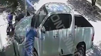 video: escuchaba musica muy fuerte, discutio con un vecino y le rompio el parabrisas video: escuchaba musica muy fuerte, discutio con un vecino y le rompio el parabrisas