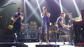 video: coldplay homenajeo a las victimas con imagine video: coldplay homenajeo a las victimas con imagine