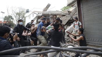 nepal: casi 2.000 muertos y mas de 4.500 heridos por el devastador terremoto nepal: casi 2.000 muertos y mas de 4.500 heridos por el devastador terremoto
