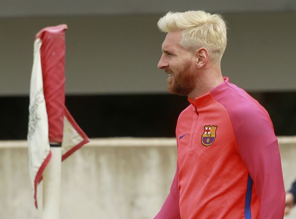 Cambió el pelo pero no las mañas: mirá lo que hizo Messi en una práctica