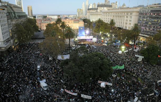 Masiva marcha en Plaza de Mayo
