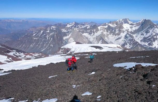 Buscan a tres andinistas argentinos que participaban de una expedición en la Cordillera