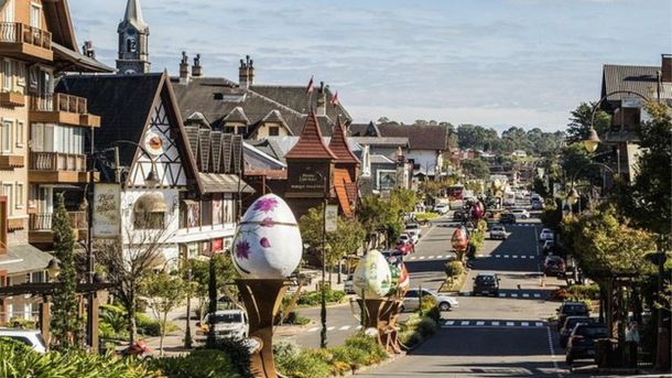 Canela se encuentra a dos horas de Porto Alegre. Canela se encuentra a dos horas de Porto Alegre.