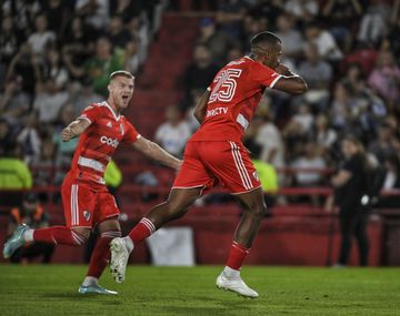 River goleó 3-0 a Huracán y es más líder que nunca