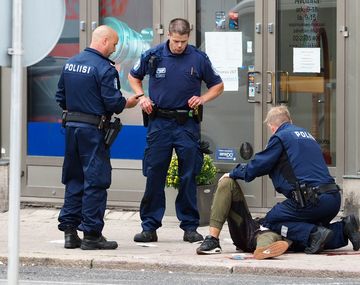 La policía le disparó a un hombre que apuñaló a varias personas en Finlandia