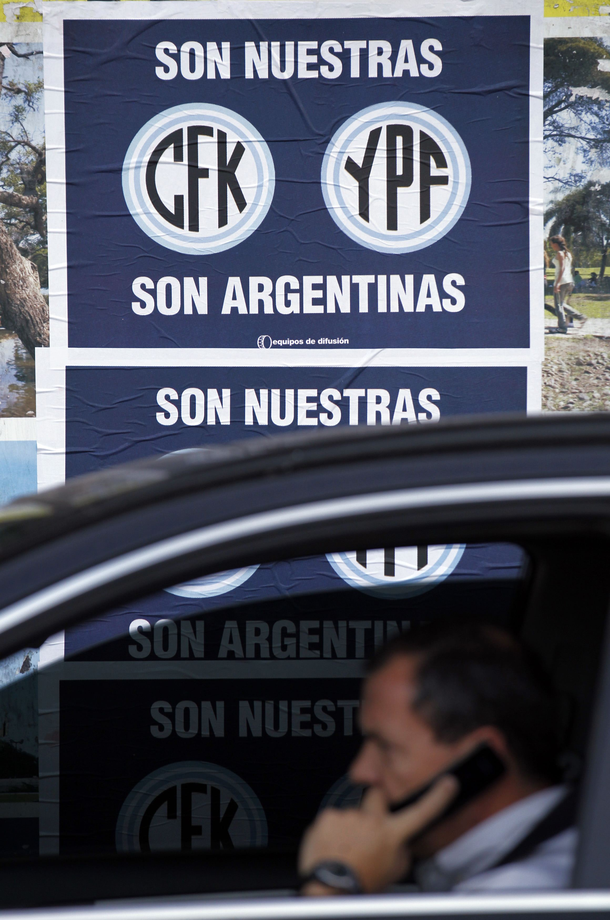 Cartelería de la epoca en la que Cristina Kirchner expropió YPF Cartelería de la epoca en la que Cristina Kirchner expropió YPF
