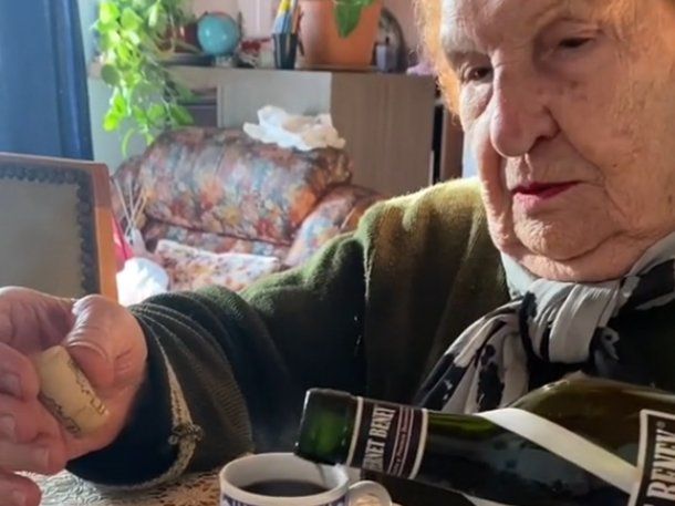 Viral: la abuela que desayuna café con fernet