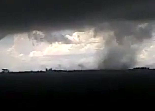 Temporal en Córdoba: filman el paso de un tornado en una zona rural