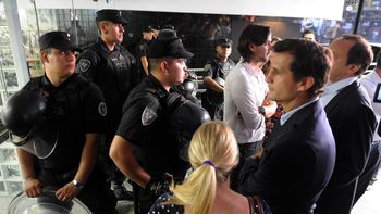 Funcionarios y empleados de AFSCA son contenidos por miembros de la Policía Federal que les impiden la entrada al organismo. Funcionarios y empleados de AFSCA son contenidos por miembros de la Policía Federal que les impiden la entrada al organismo.