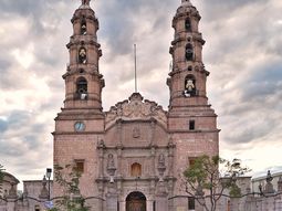 El 27 de Agosto de 1899, S. S. León XIII expidió la Bula Apostólica Sedes, que crea la iglesia parroquial de Aguascalientes. El 27 de Agosto de 1899, S. S. León XIII expidió la Bula Apostólica Sedes, que crea la iglesia parroquial de Aguascalientes.