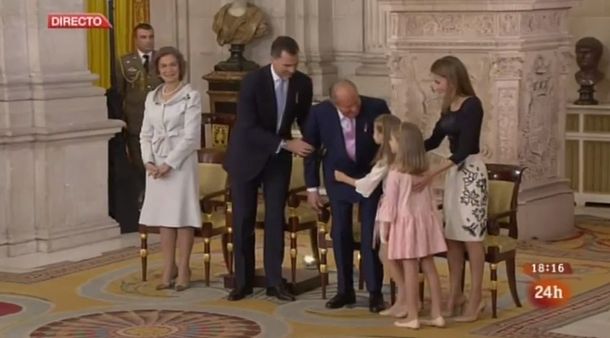 El momento de debilidad del rey Juan Carlos: se cayó en su abdicación