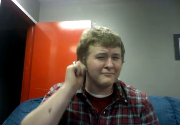 Un chico con un corte de pelo demasiado extraño