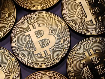 Caen las criptomonedas: el bitcoin, en su cotización más baja en seis meses