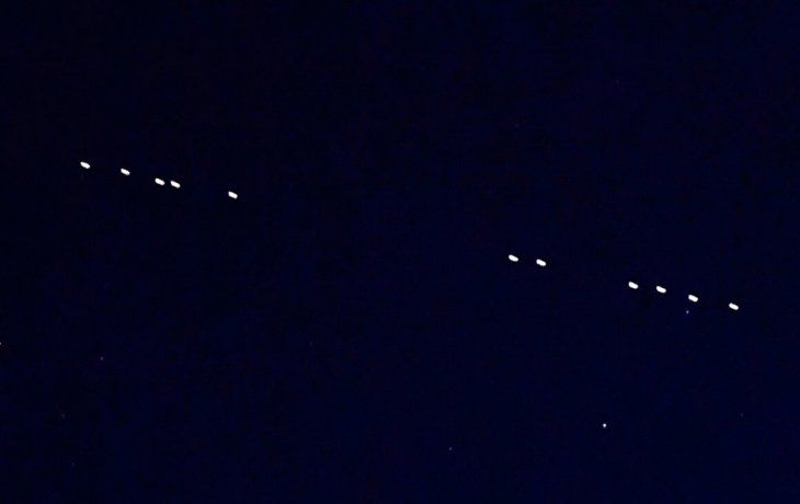 Qué es la hilera de luces que se vio anoche la Provincia
