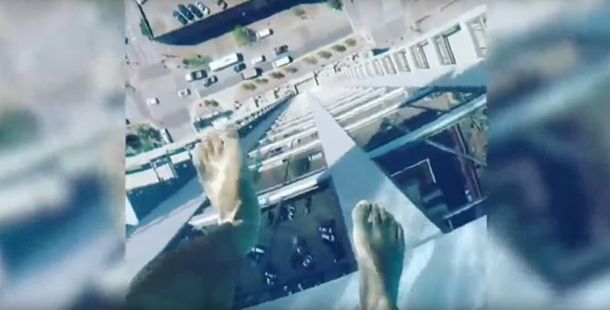 Una pileta a 150 metros de altura y puso transparente