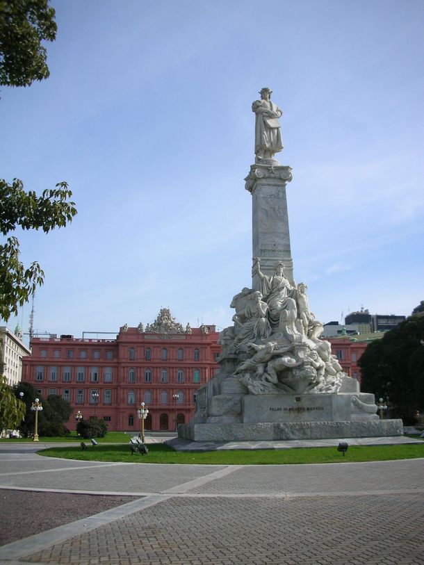 Admiten que llevarían a Mar del Plata el monumento a Colón