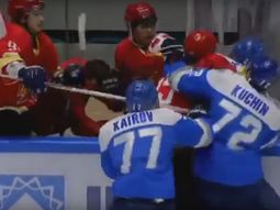 VIDEO: Se enojó y fue a pegarle uno a uno a los jugadores del equipo rival