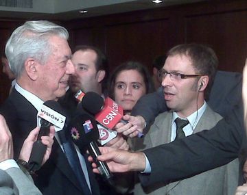 Gustavo Valenza con Mario Vargas Llosa