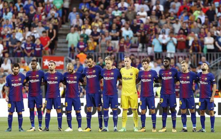 Los jugadores del Barcelona durante el respetuoso minuto de silencio por las víctimas