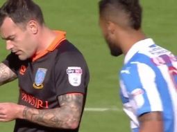 Ross Wallace le robó la táctica a su rival en pleno partido. Ross Wallace le robó la táctica a su rival en pleno partido.