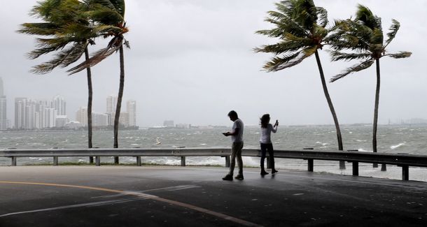 El huracán Irma bajó a categoría 2 pero rige alerta por olas gigantes en Florida