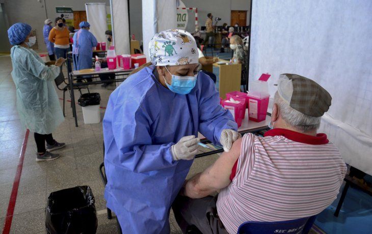 Qué porcentaje de efectividad tienen las vacunas aplicadas en el país luego de la primera dosis