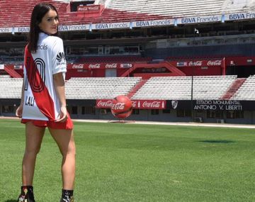 Todas las fotos de Lali Espósito con la camiseta de River en el Monumental