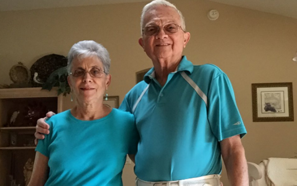 Llevan 52 años casados y todos los días se visten exactamente igual