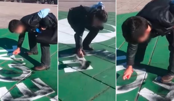 Un militante provida pintó un pañuelo verde pintado en el piso