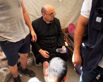 El cura argentino herido en Gaza denunció que el bombardeo fue directo al templo