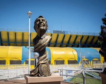Central inauguró un busto de Russo y esparció sus cenizas en el Gigante de Arroyito