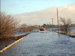 fotos: una localidad bonaerense, aislada por la crecida del rio salado fotos: una localidad bonaerense, aislada por la crecida del rio salado